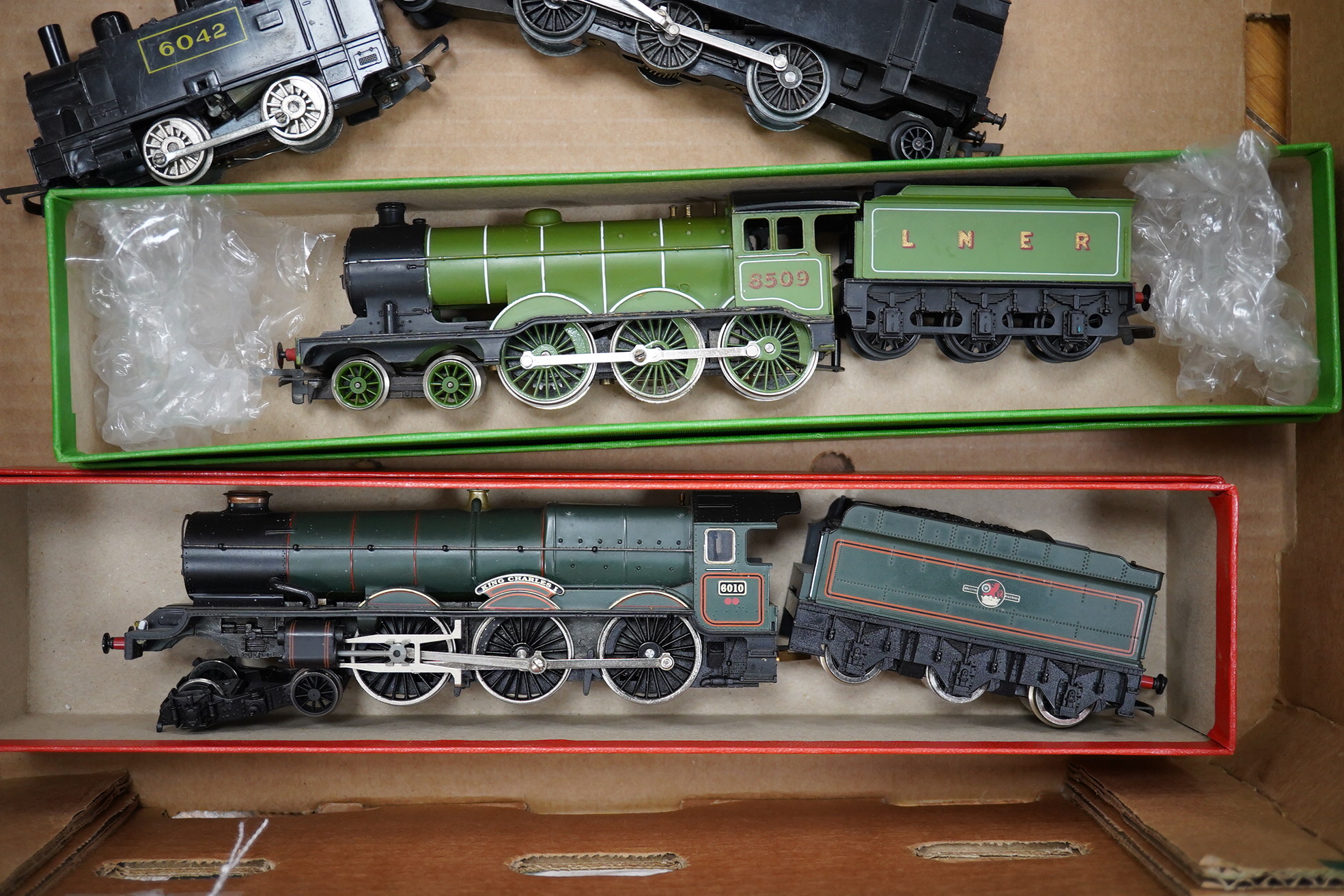 Ten unboxed 00 gauge railway locomotives and three train sets by Hornby, Tri-ang Railways, etc. including; eight tender locomotives, an Eastern Valleys Express train sets (R1122), a Tri-ang Railways Pullman set (RS.23),